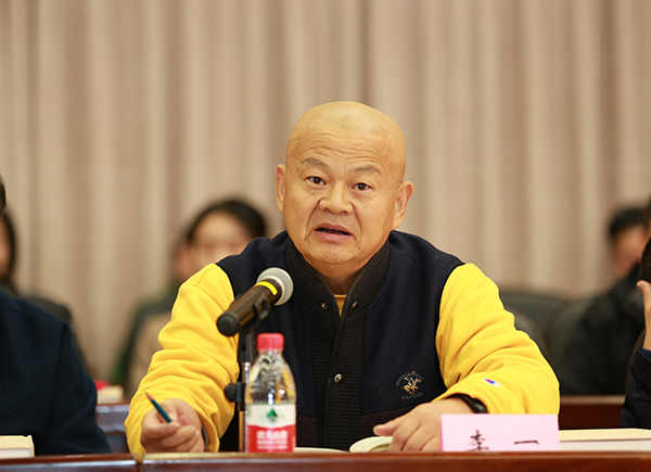 李一作题为《全国新文艺群体展的严谨性、新颖性、学术性》的报告