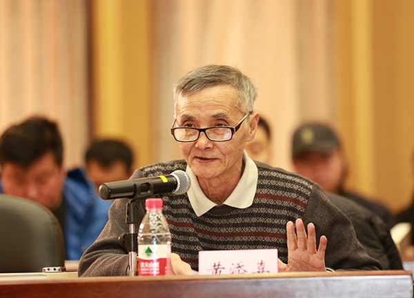 黄添喜作题为《关注、关心、融洽——推动副中心新文艺群体书法工作者发展的实践体会》的报告