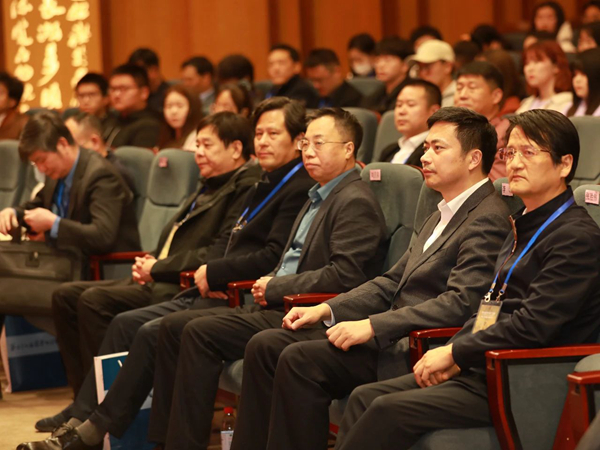 中国书协分党组书记、驻会副主席李昕，副主席刘月卯、张胜伟、潘善助，副秘书长潘文海出席论坛