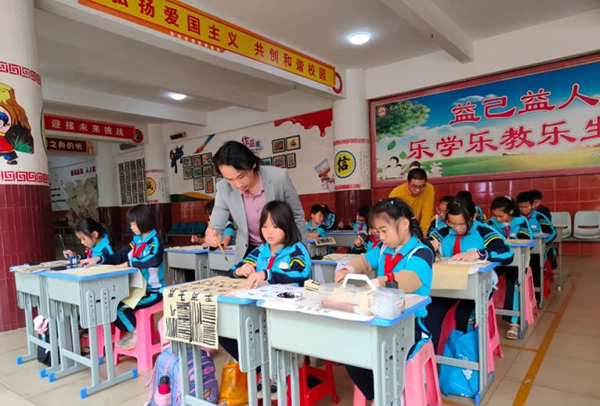 海南书家们为东山中心小学学生作书法指导