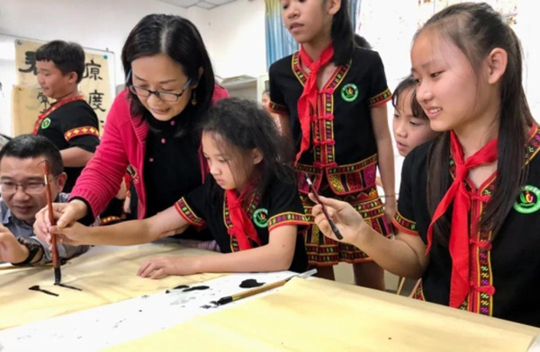 海南书家们为昌江王下中心学校学生作书法指导
