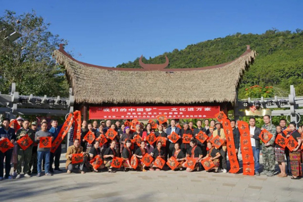 送万福进万家走进昌江王下乡浪论村活动现场