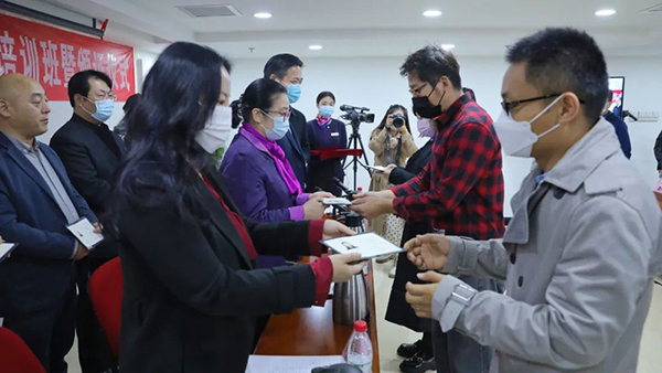 孙晓云、李昕、张潇羽共同为新入会会员颁发中国书协会员证书