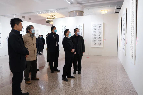 领导、嘉宾观看展览