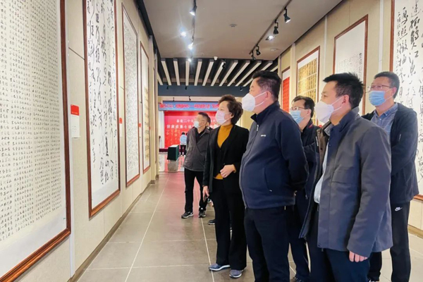 领导嘉宾观看展览