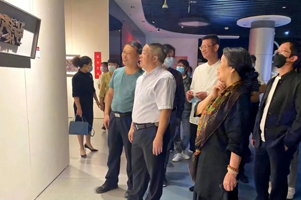 领导嘉宾观看展览