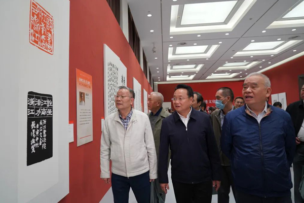 领导嘉宾观看展览