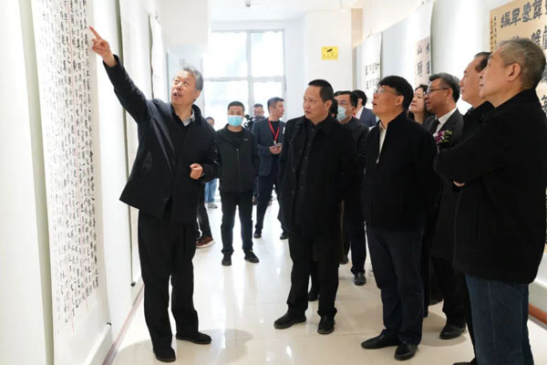 参观展览
