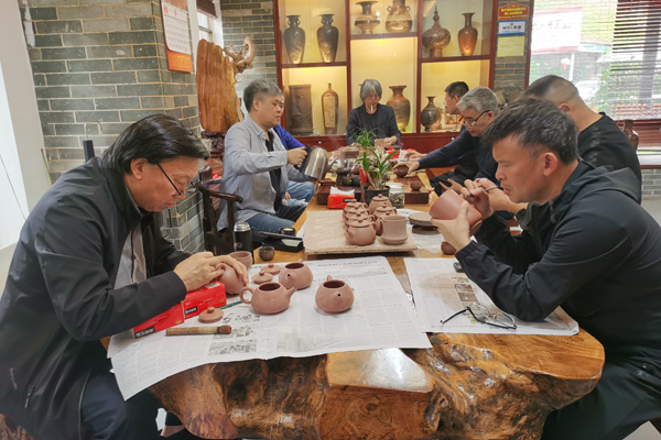 部分委员到钦州市体验坭兴陶刻字创作