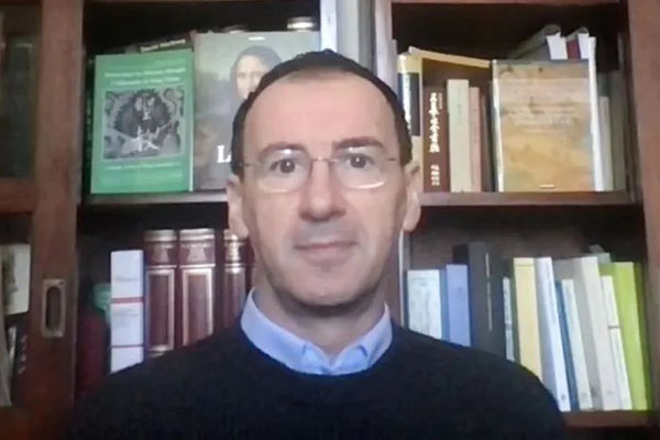毕罗（Pietro De Laurentis）对议题进行学理分析