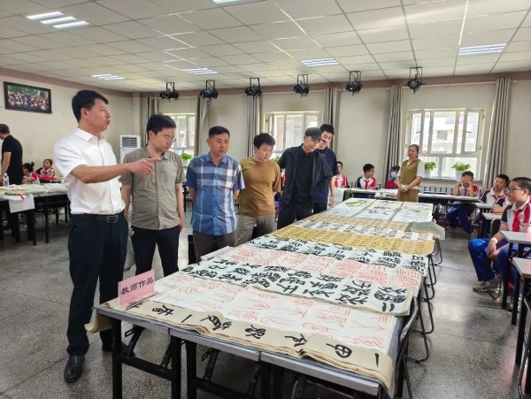新疆书协老师对乌市第26小书法教学工作进行专业指导